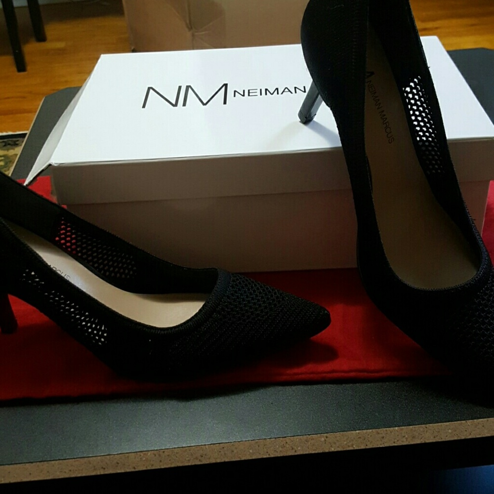 Women Neiman Marcus black pumps